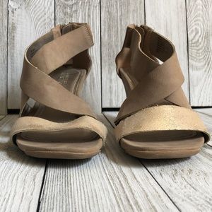 **CLEARANCE** EUC Reaction Kenneth Cole 7 Criss cross sandals